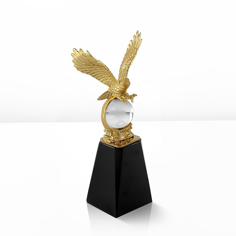 tuong-dai-bang-bay-ban-lam-viec-4 Tượng Đại Bàng Tinh Anh Trên Quả Cầu