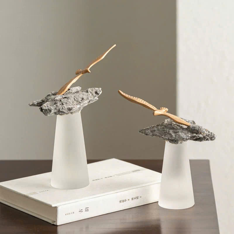 Tượng Chim Vươn Mình Trên Đá