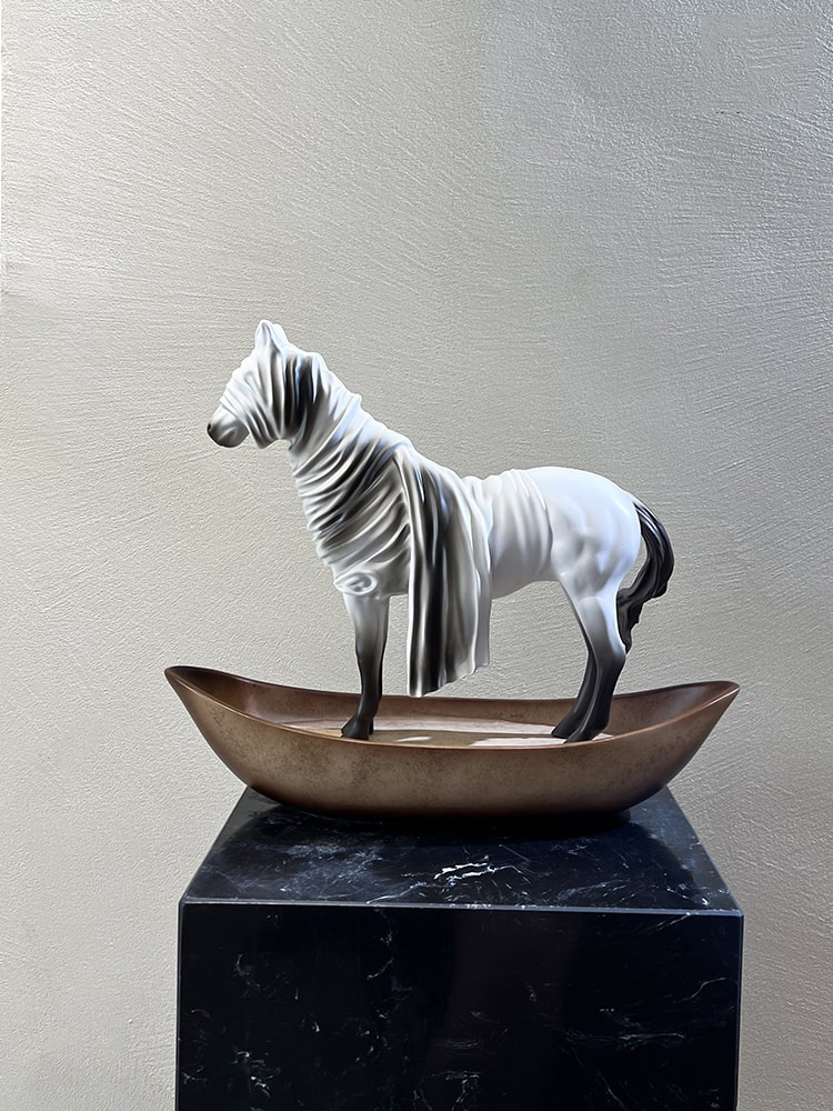 Tượng Ngựa Trắng Trừu Tượng