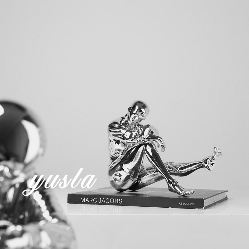 tuong-nguoi-may-tram-tu-1 (1) Tượng Người Máy Trầm Mặc