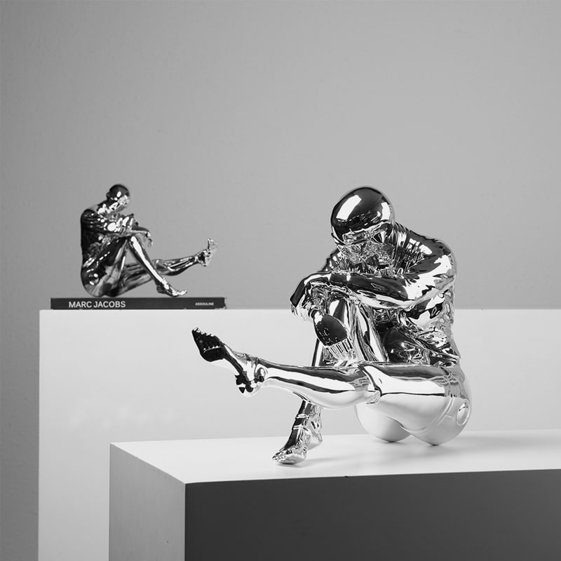 Tượng Người Máy Trầm Mặc