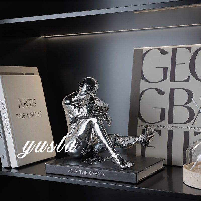 tuong-nguoi-may-tram-tu-6 (1) Tượng Người Máy Trầm Mặc