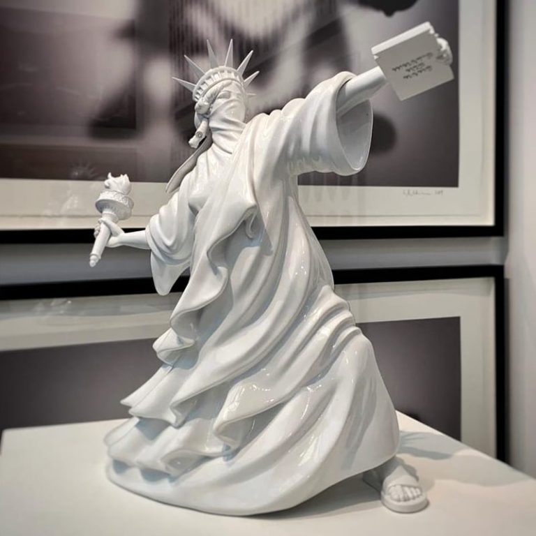 tuong-nu-than-tu-do-pha-cach-2-768x768-1 Tượng Nữ Thần Tự Do Phong Cách Mới