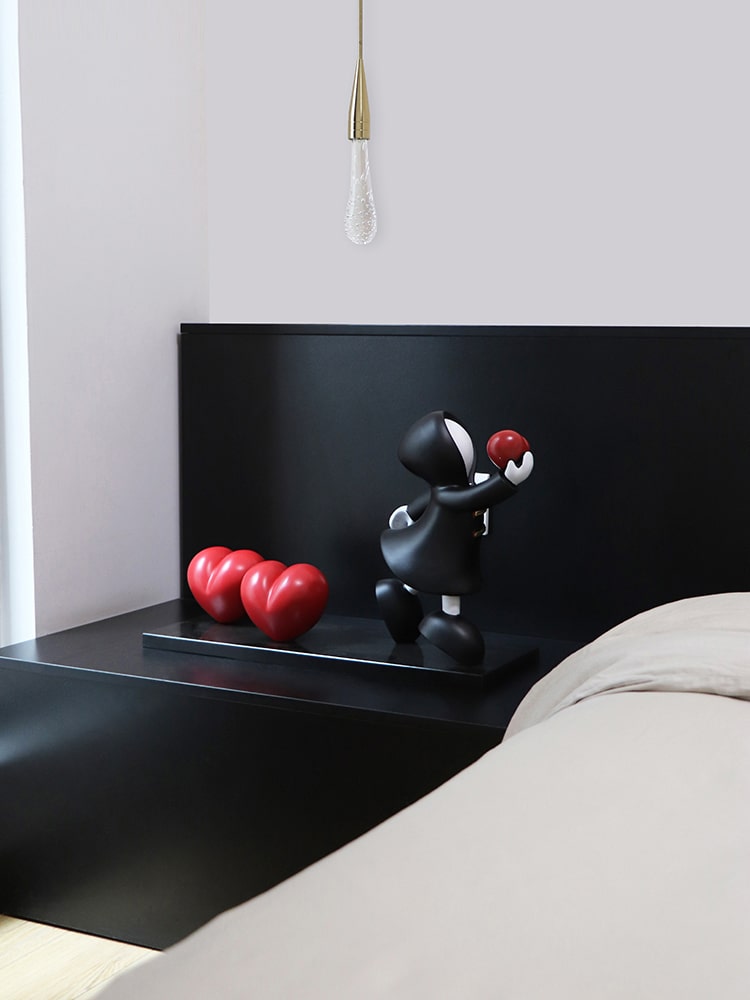 tuong-trang-tri-phong-tre-em-1-1 Tượng Người Bí Ẩn Tặng Trái Tim