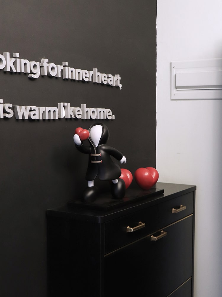 tuong-trang-tri-phong-tre-em-1-4 Tượng Người Bí Ẩn Tặng Trái Tim